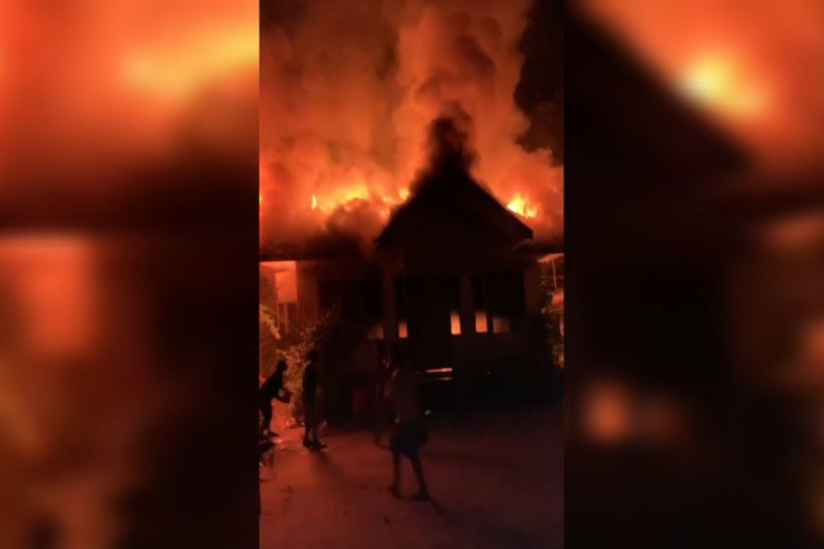 Gedung perpustakaan SD Negeri di Kapuas terbakar