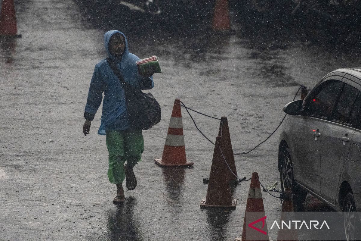 Sabtu, Jakarta berawan hingga hujan ringan