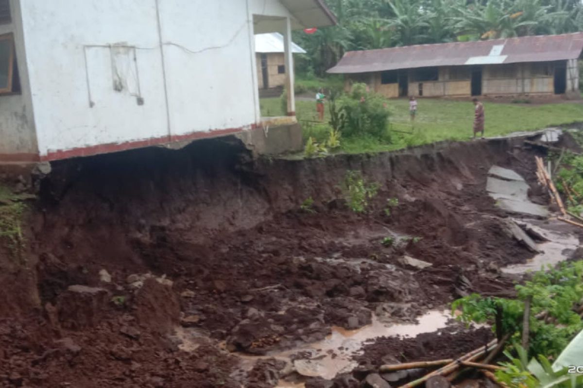 Bangunan sekolah di Pulau Adonara rusak akibat longsor