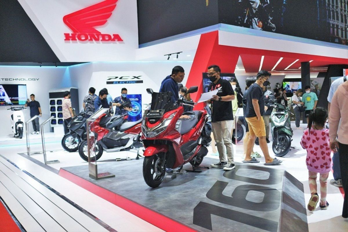 Deretan skutik Honda menarik perhatian pengunjung IIMS 2023