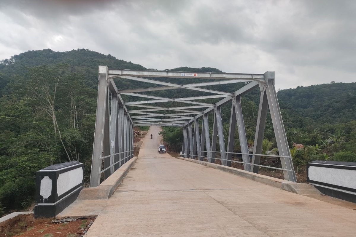 Pemkab Purwakarta akhirnya rampungkan bangun jembatan Cibayongbong yang dulu ambruk