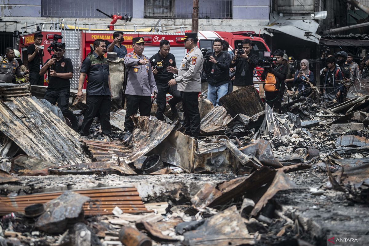 Police use sniffer dogs to trace missing Plumpang fire victims