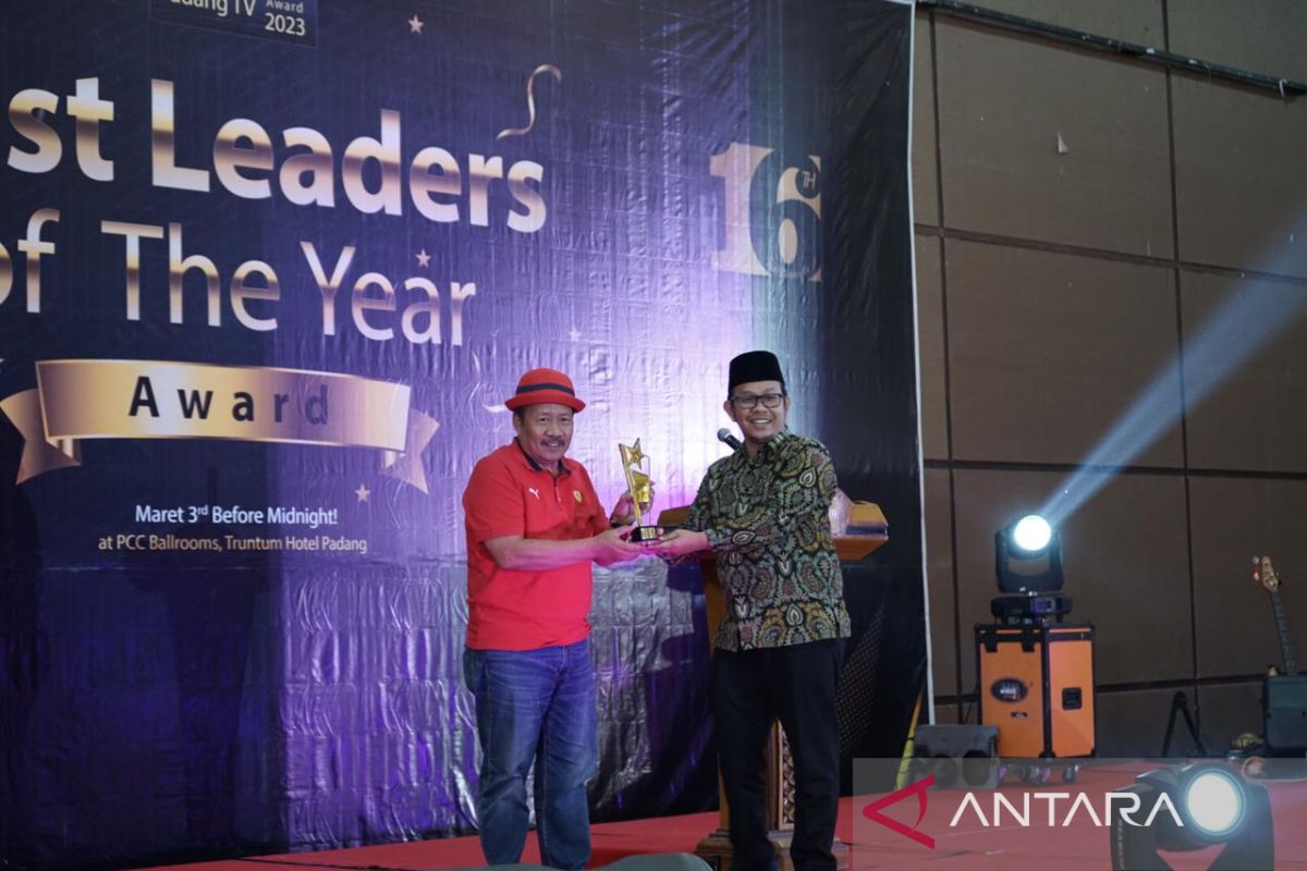 Sukses bangun SDM di Agam, Bupati raih penghargaan Best Leaders of the Year Padang TV