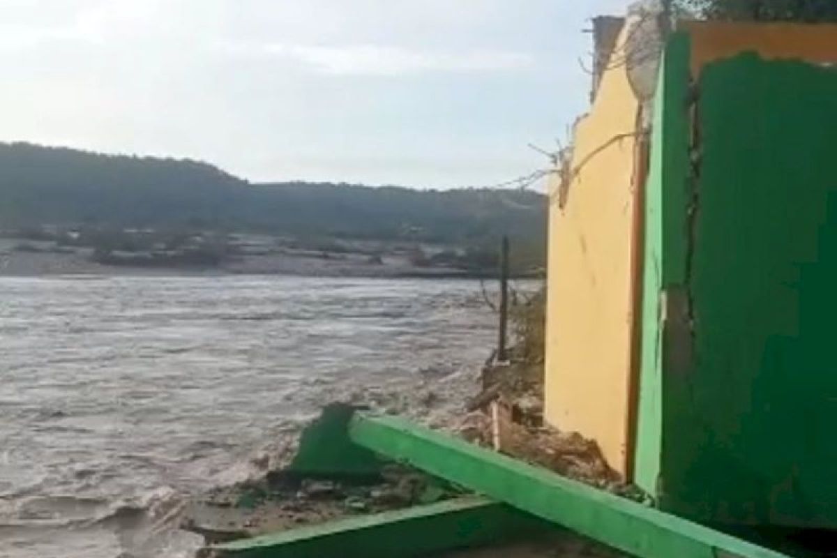 Banjir hanyutkan tiga rumah warga Takari