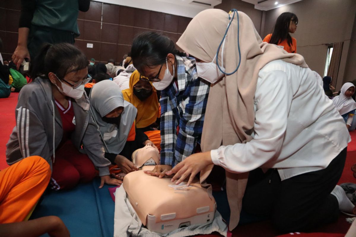 Dispendik Surabaya latih pelajar SD-SMP tentang bantuan hidup dasar