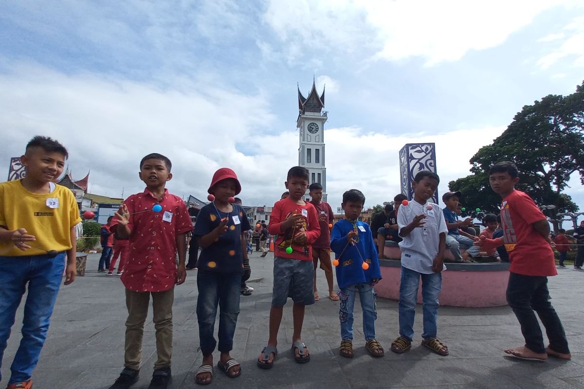 Ratusan anak ikuti lomba lato-lato di Bukittinggi