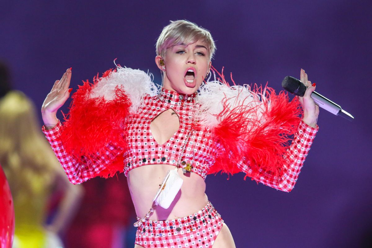 Miley Cyrus torehkan single nomor satu terlama UK setelah Adele
