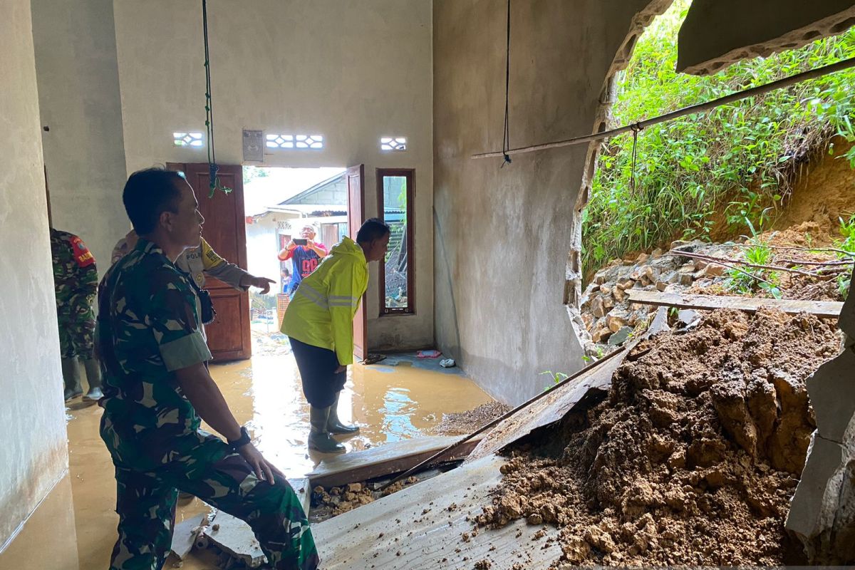 Satu rumah di Singkawang rusak parah akibat Longsor