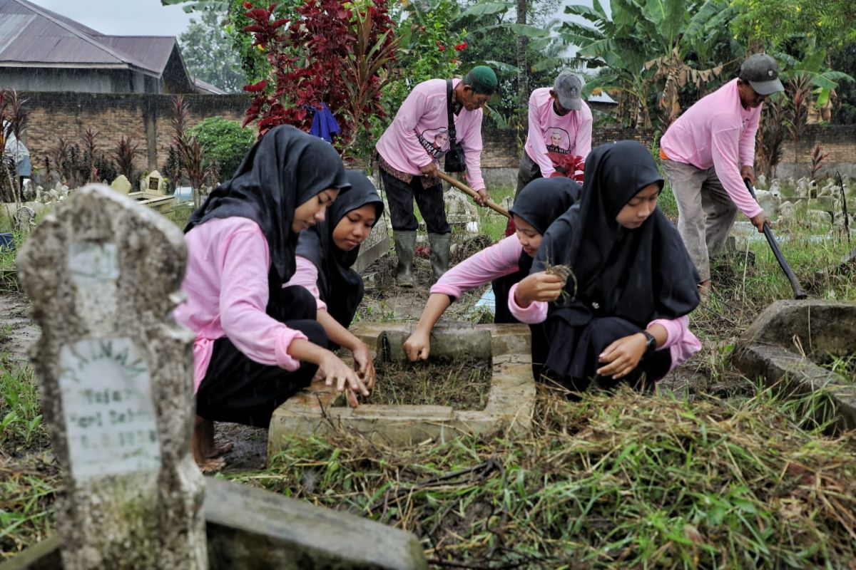 Srikandi Ganjar bersama Ikatan Remaja Masjid gelar aksi bersih makam