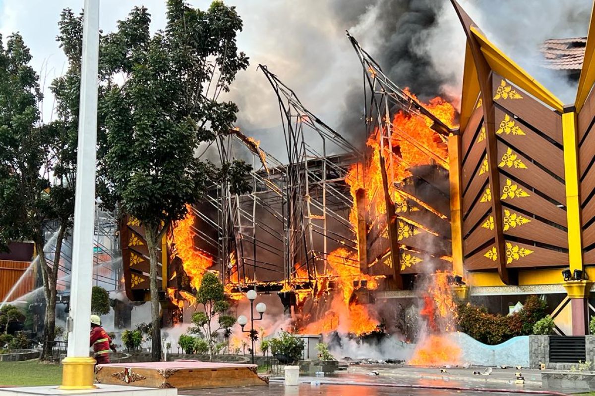 Diduga korsleting, MPP Pekanbaru hangus terbakar