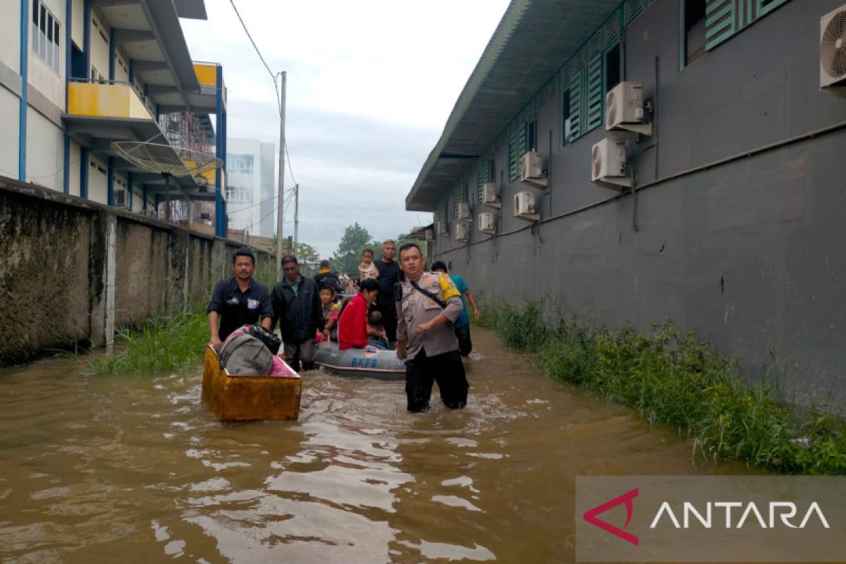 Jalan Raya Singkawang dan Bengkayang banjir rob