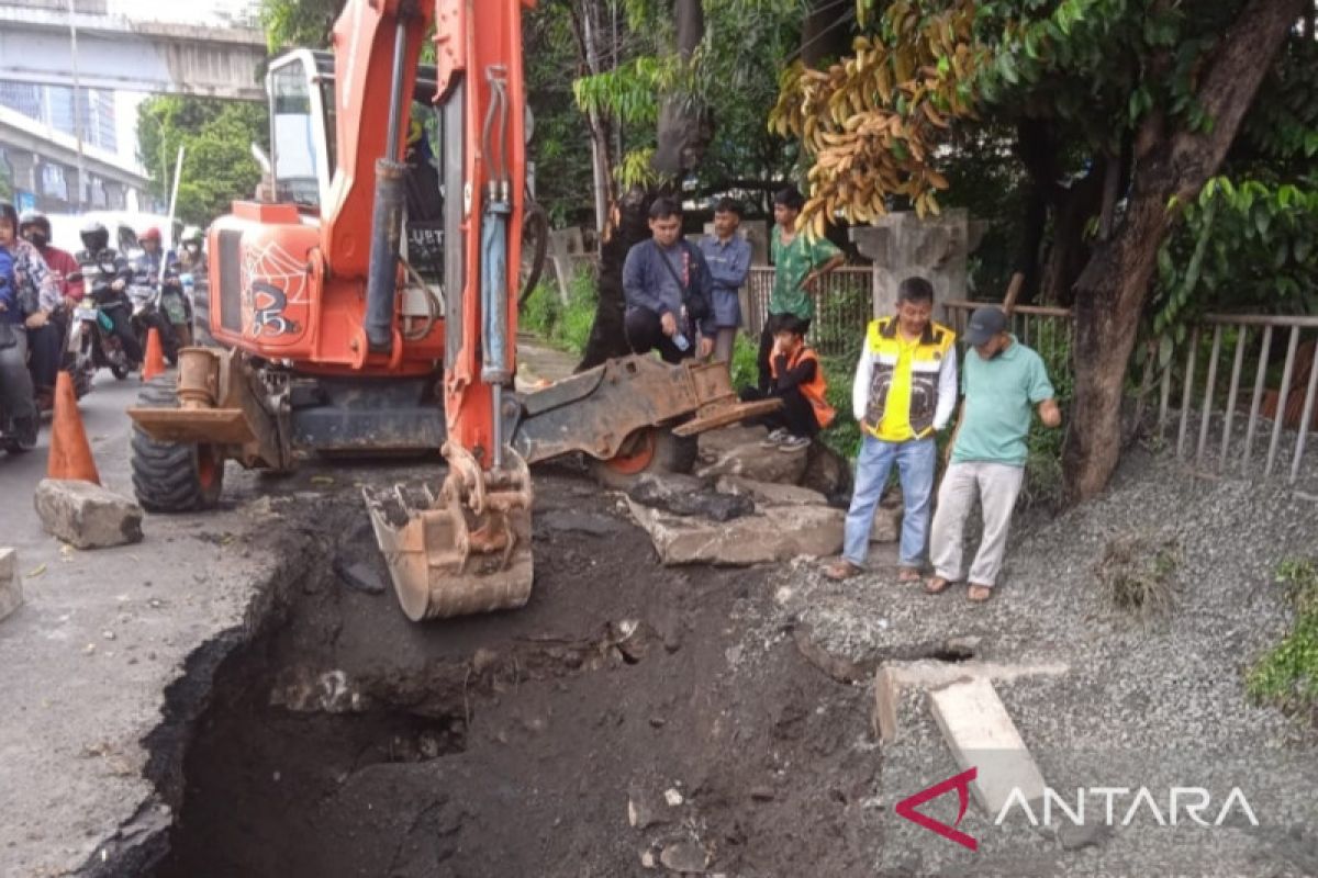 Jalan Kartini amblas, Polda Metro sediakan tiga jalan alternatif