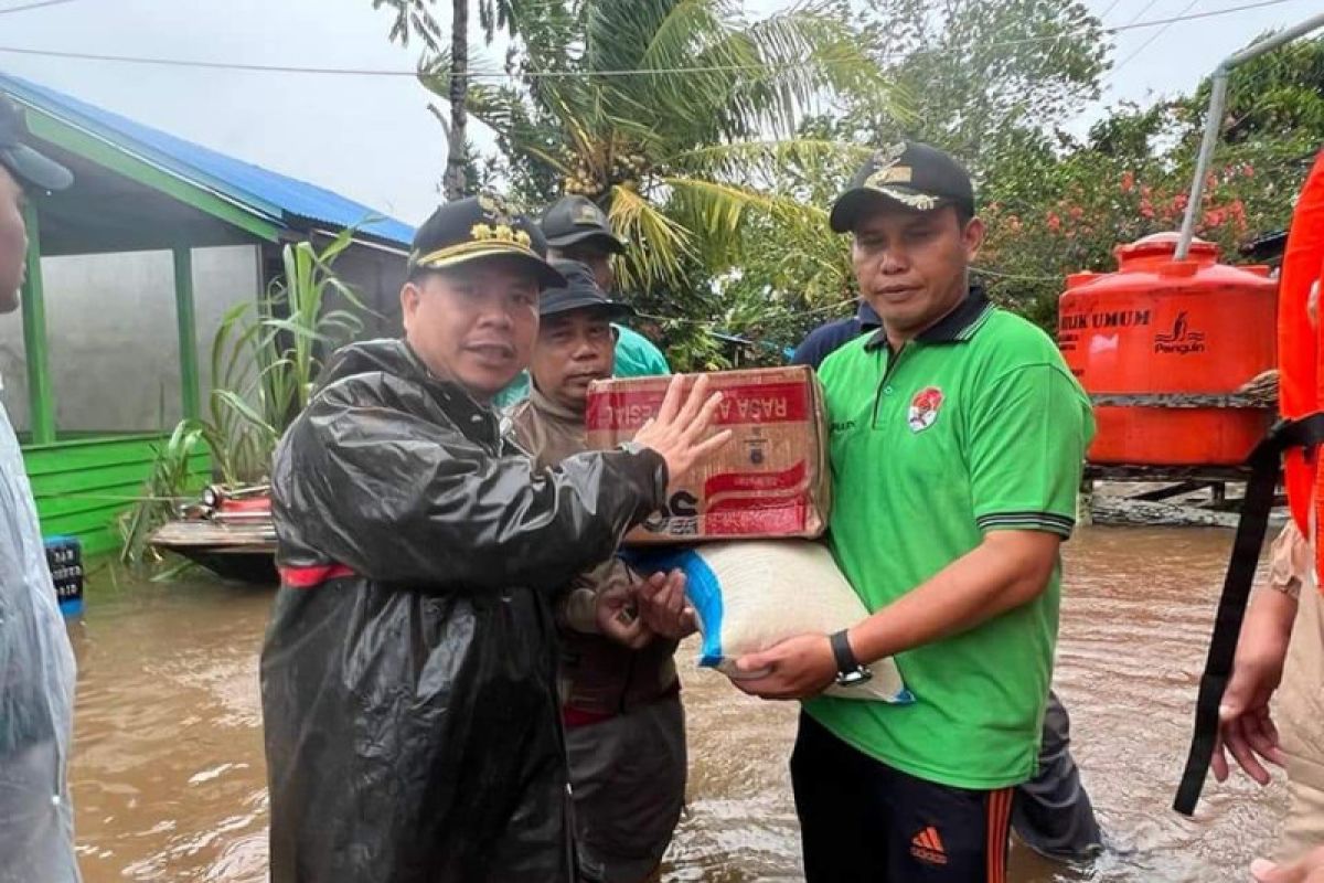 Bupati berikan bantuan ke tiga desa terdampak banjir di Sejangkung