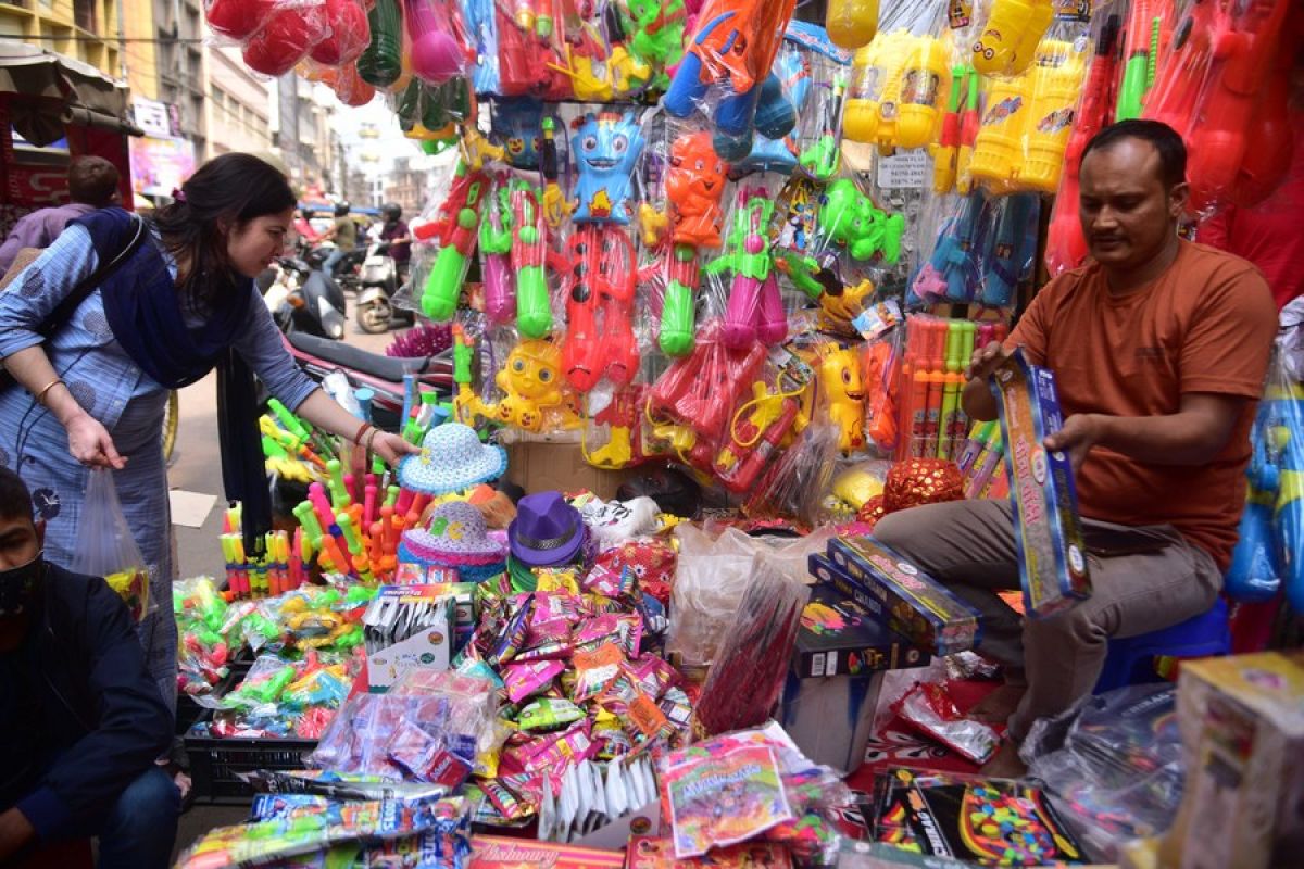 Pasar India siap sambut perayaan Holi festival warna umat Hindu
