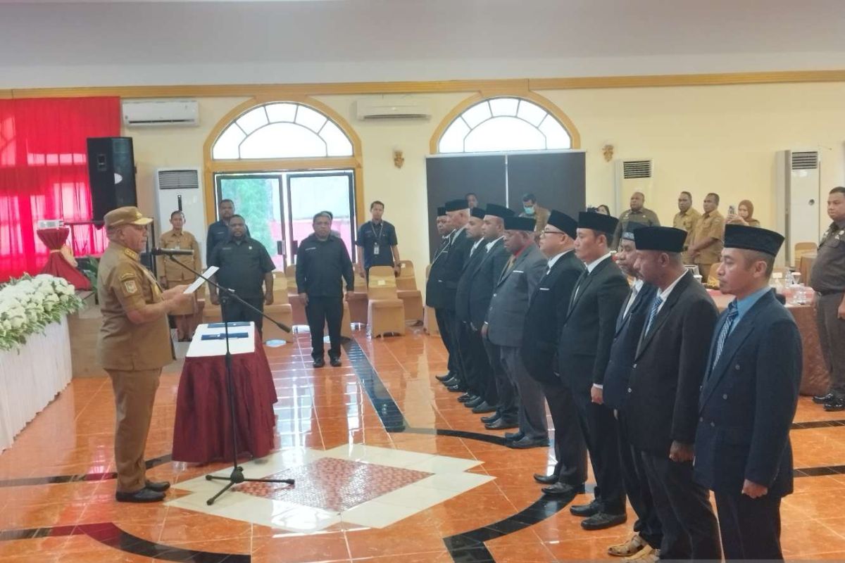 Penjabat Gubernur lantik panitia pemilihan Anggota MRP Papua Barat
