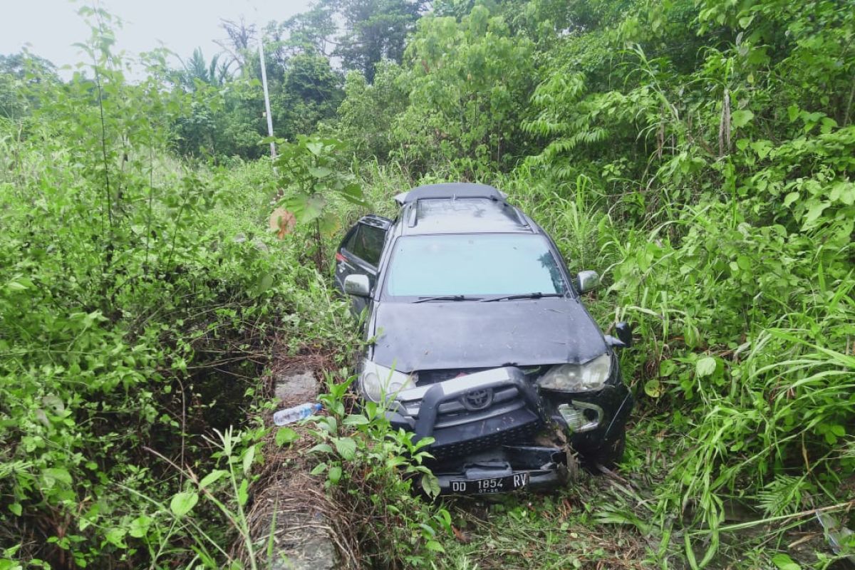 Mobil Fortuner rombongan Pj Gubernur Papua Barat Daya kecelakaan di KM 110 jalur trans