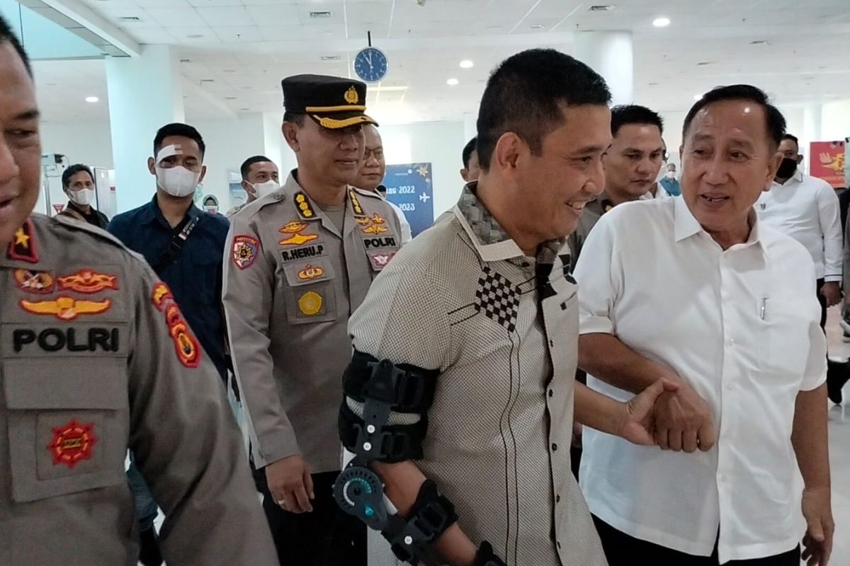 Kapolda Jambi tiba di Bandara Sultan Thaha dengan  tangan kanan berpenyangga