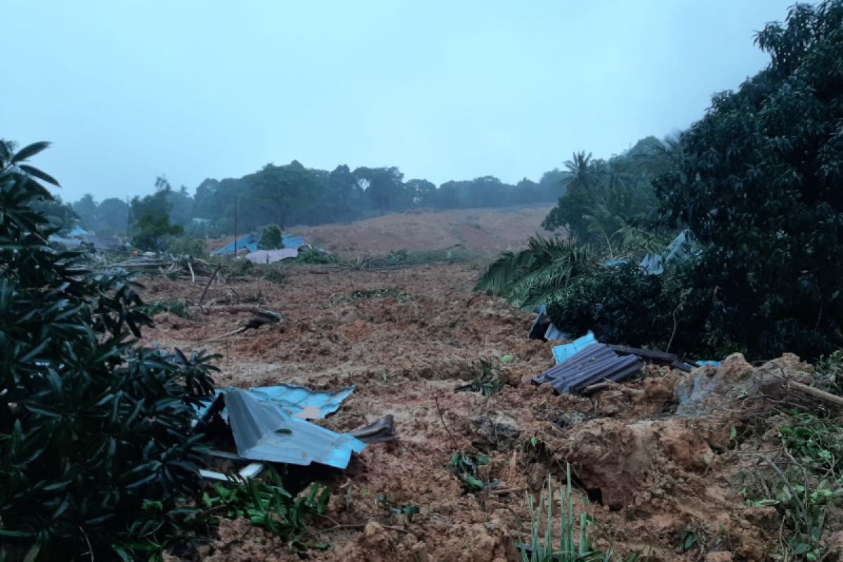 Satu kampung tertimbun longsor di Natuna akibat hujan turun tanpa henti
