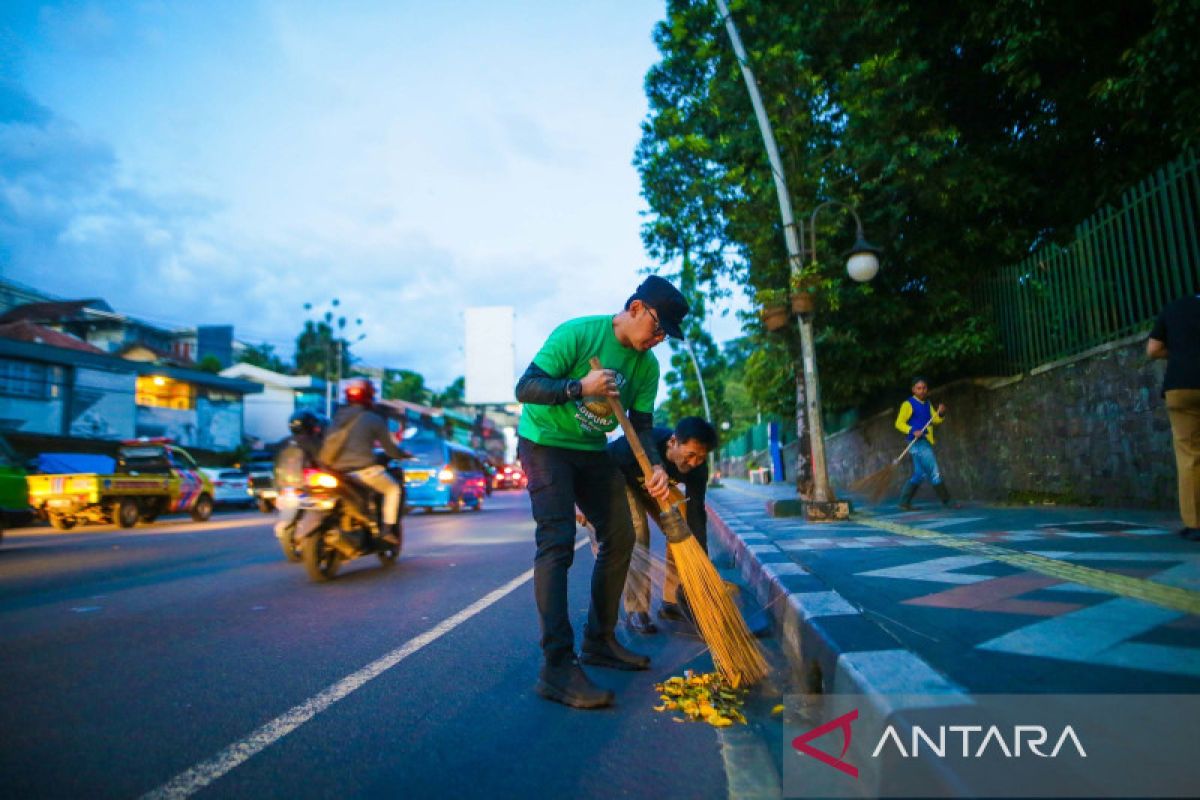 Pemkot Bogor kerahkan ribuan ASN bantu petugas kebersihan sapu jalan