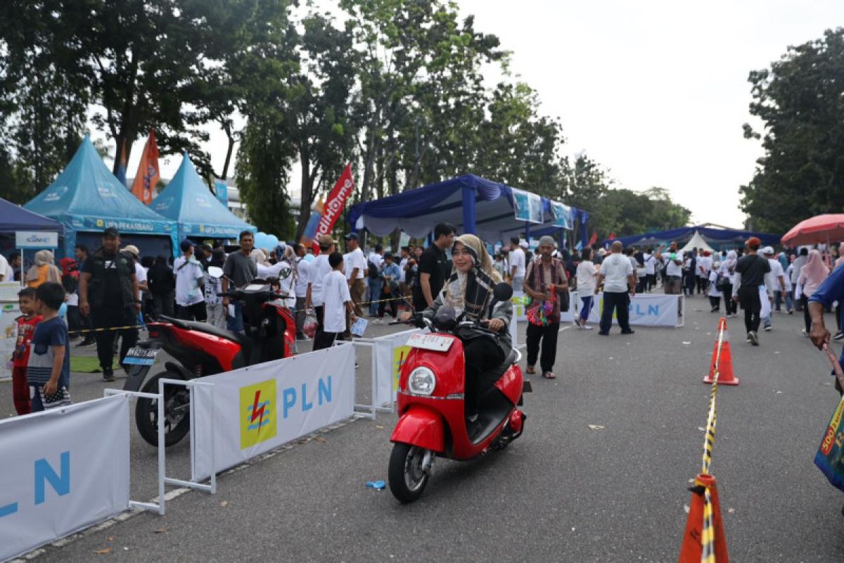 Meriahkan HUT Ke-25 Kementerian BUMN di Riau, PLN hadiahkan motor listrik