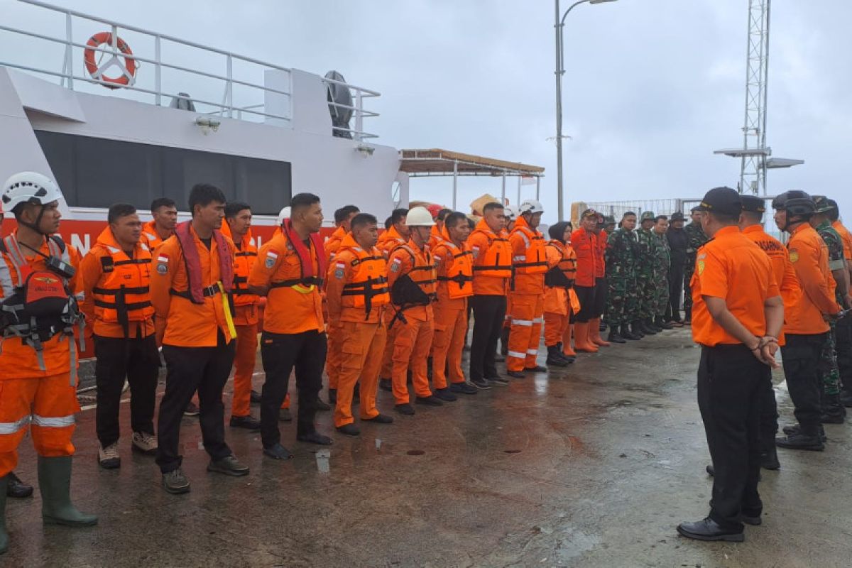 Tim SAR gabungan gunakan kapal menuju Natuna bantu korban longsor
