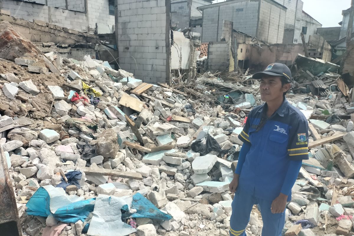Looking for Plumpang oil depot fire victims amid ashen debris