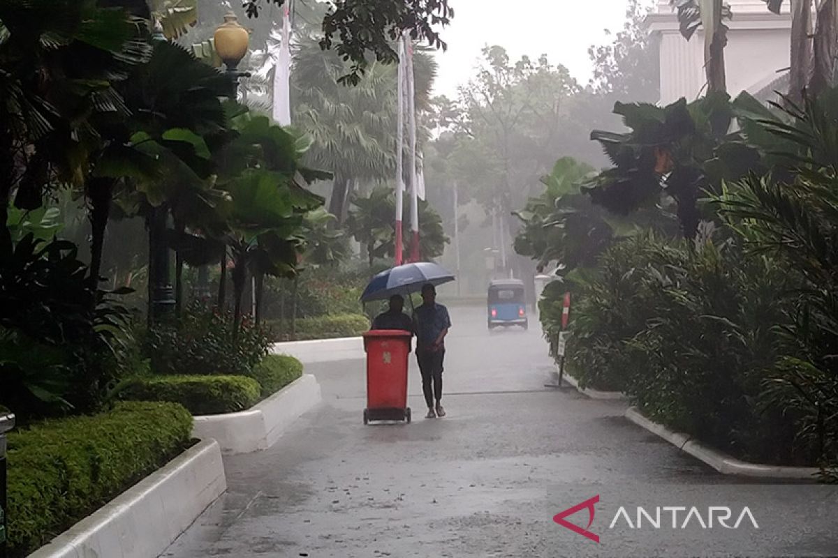 Jaksel dan Jaktim diperkirakan hujan disertai angin kencang pada Jumat