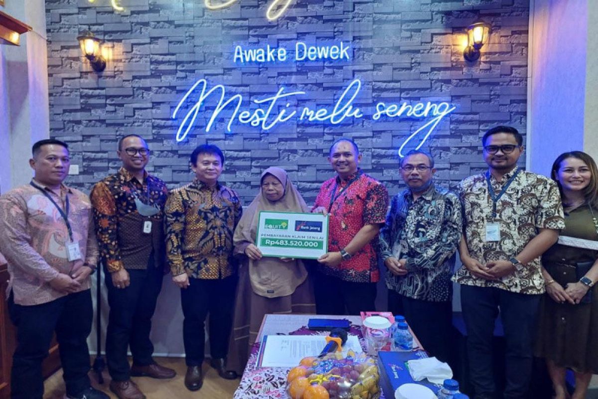 Equity Life Indonesia dan Bank Jateng bayarkan klaim Rp483.520.000 ke ahli waris nasabah