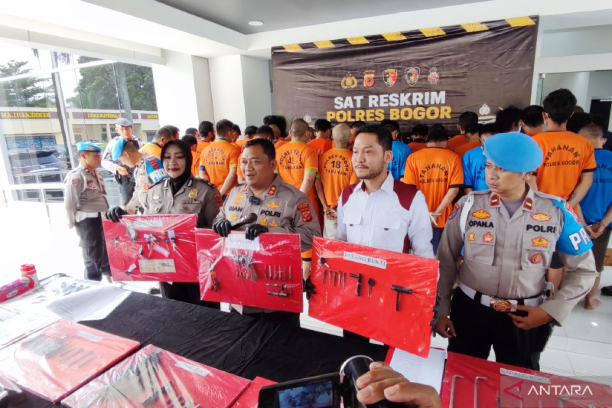 Kepolisian Resor Bogor tangkap sebanyak 39 tersangka curanmor, empat di antaranya begal