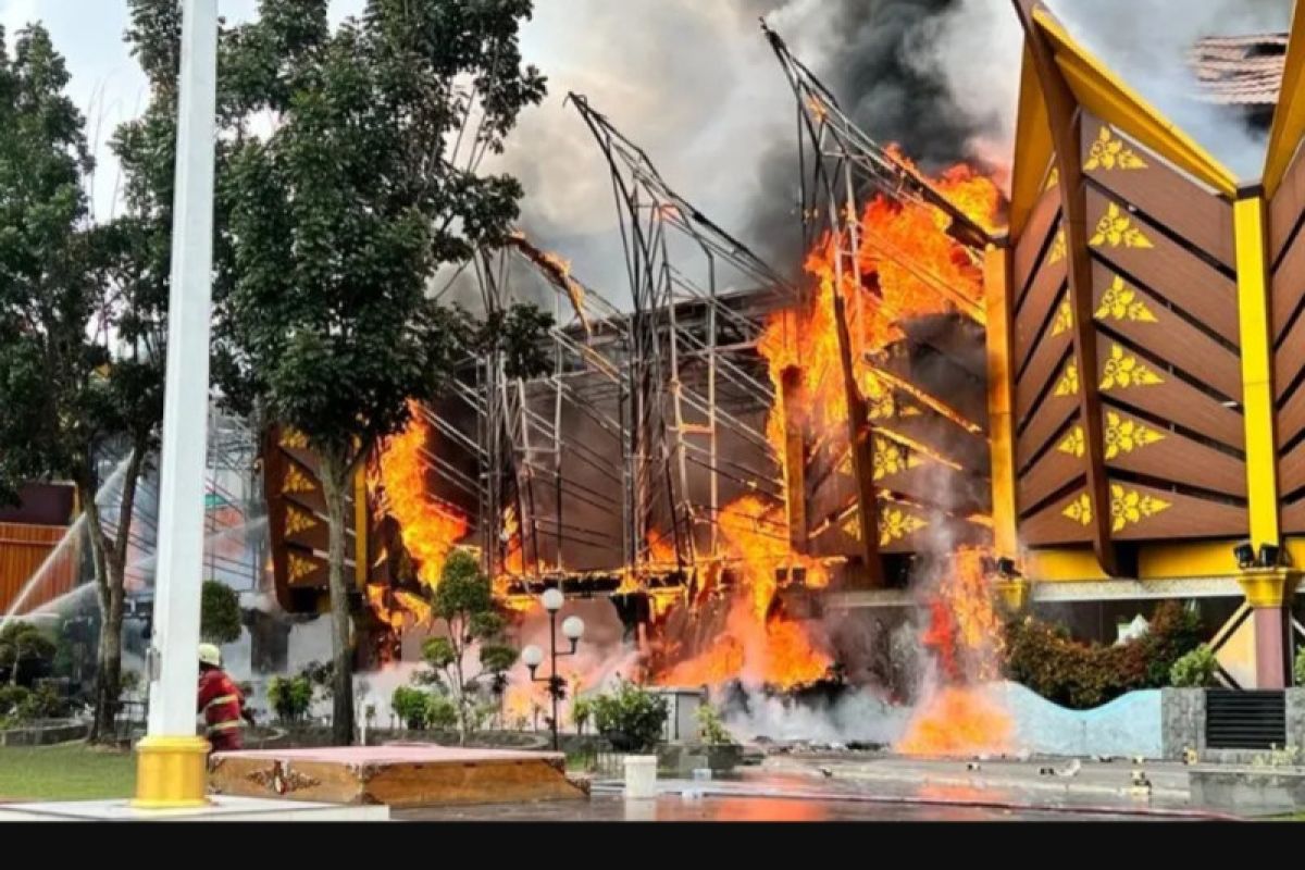 Layanan Dukcapil Pekanbaru terhenti sementara usai Gedung MPP terbakar