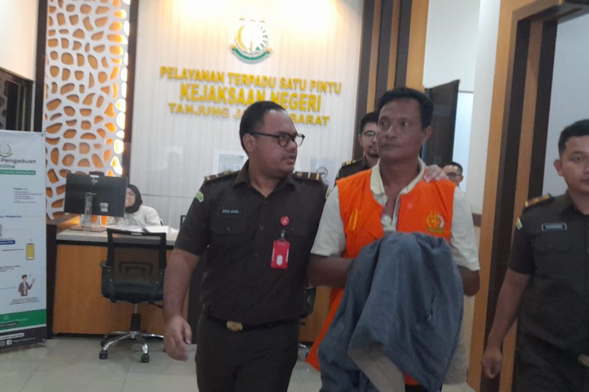 Kejari Tanjabbar Jambi tahan mantan kades tersangka korupsi dana desa