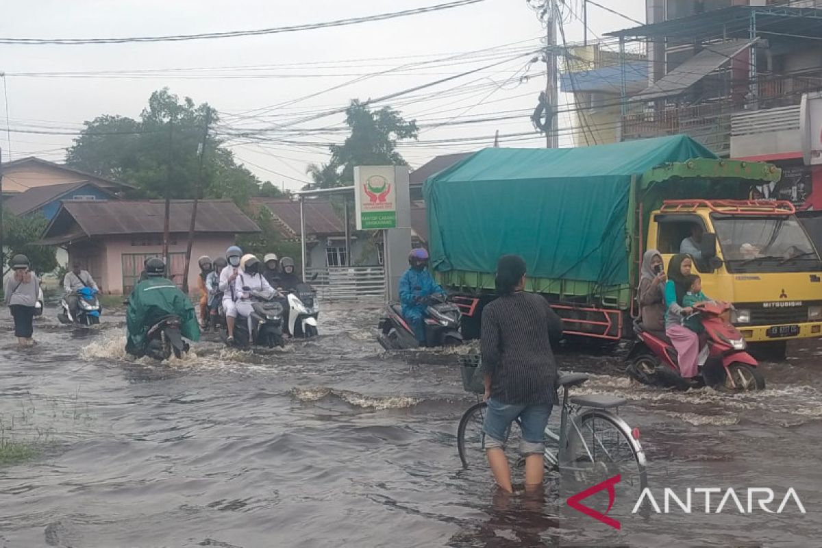 Banjir di Singkawang semakin tinggi mencapai 80 cm