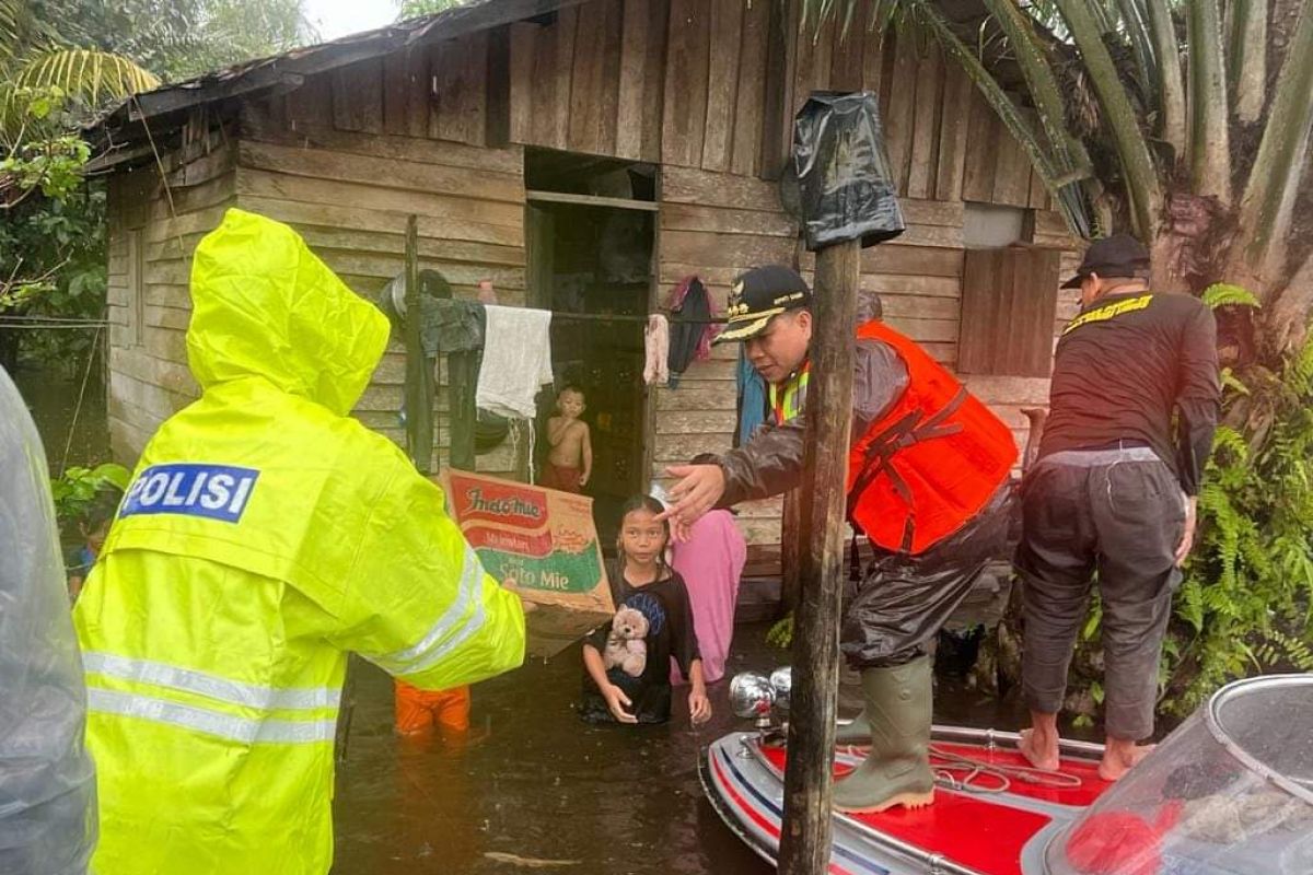 Satono imbau orang tua ketat awasi anak saat banjir