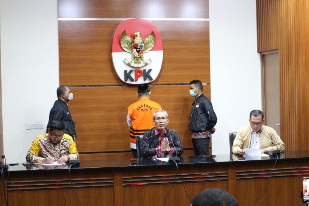 KPK tahan mantan Bupati Sidoarjo Saiful Ilah