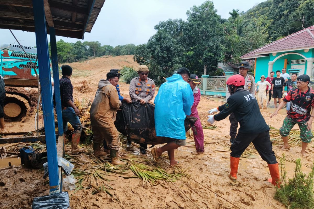 11 orang meninggal di bencana longsor Natuna