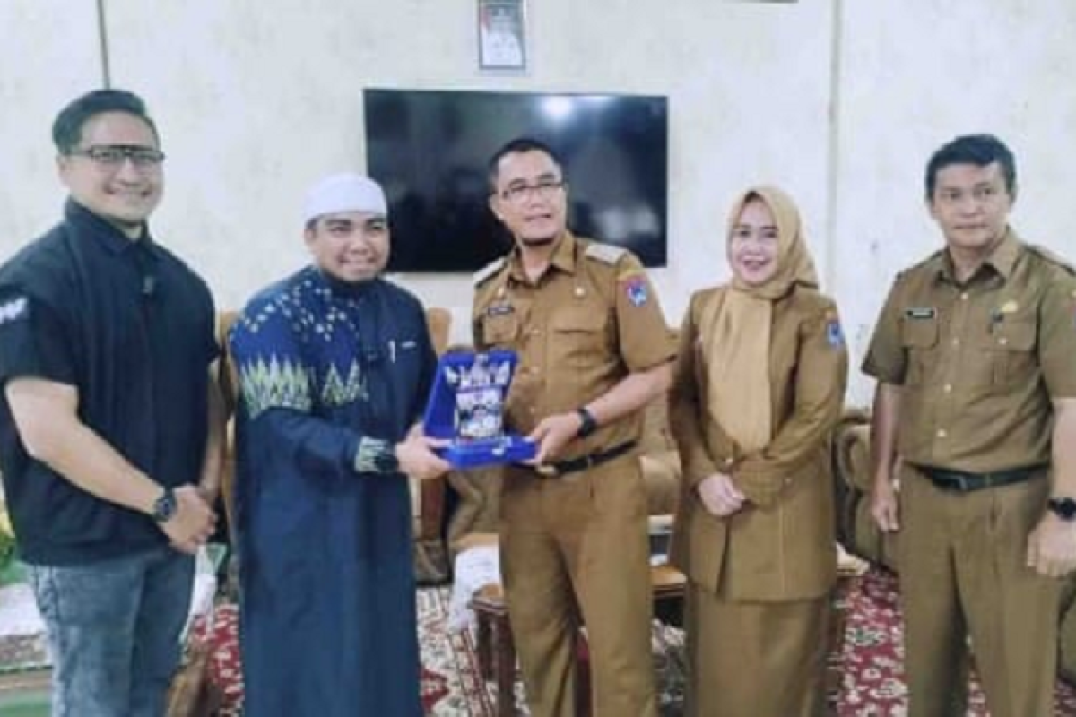 Presenter kenamaan Arie Untung takjub dengan alam dan kuliner Payakumbuh