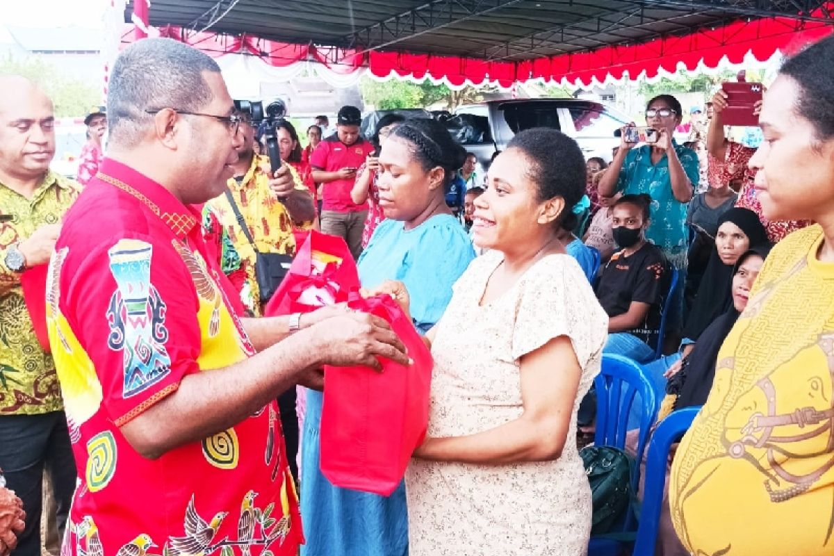 Ibu hamil di Biak Numfor dibantu makanan bergizi