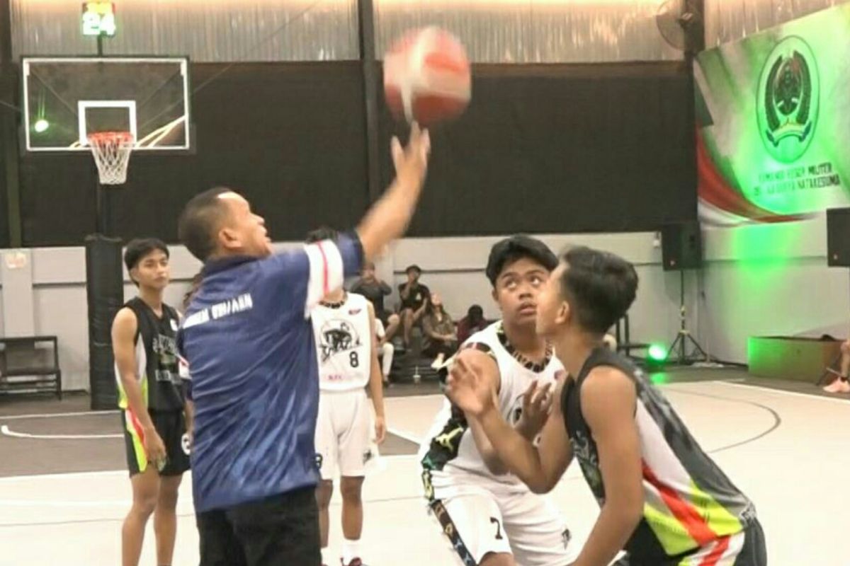 30 tim ikuti turnamen bola basket perebutkan Piala Danrem 091/ASN