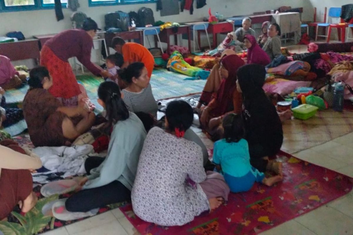 Sebanyak 1.216 orang berada di pengungsian akibat longsor di Natuna