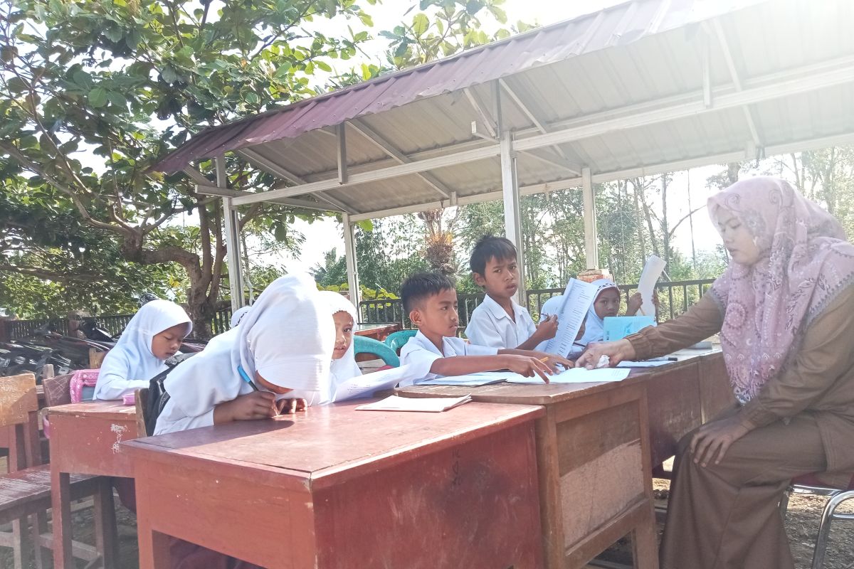 Satu tahun pascagempa, siswa SDN 26 Talamau Pasbar masih belajar beratapkan langit dan beralaskan tanah (Video)