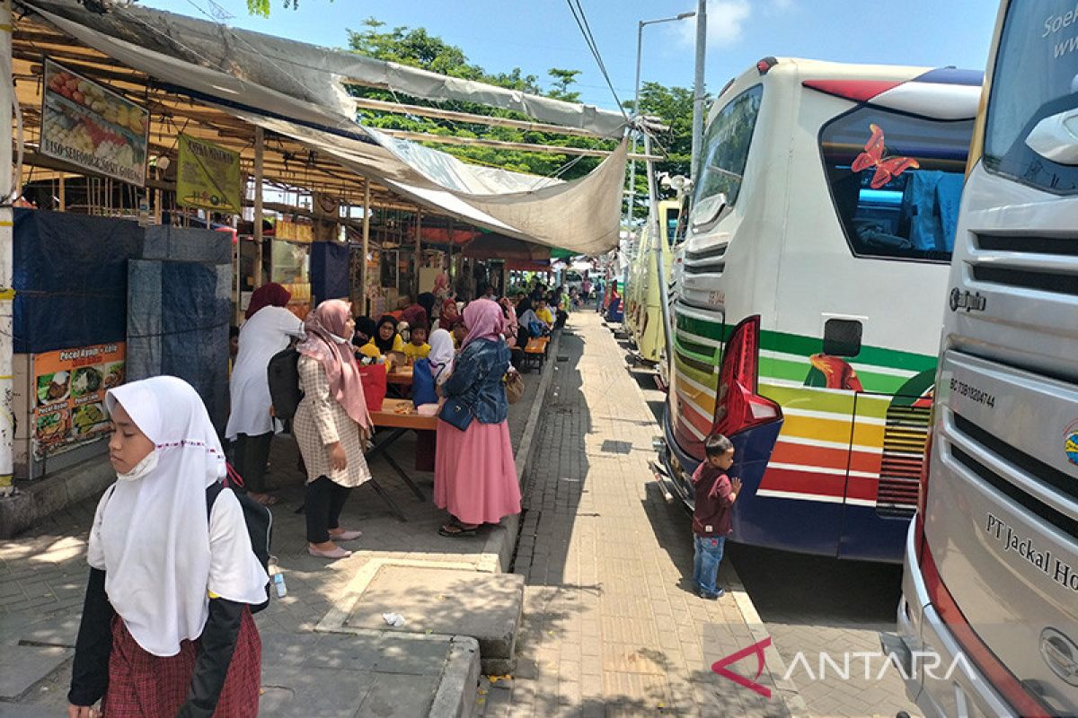 Pengunjung Kota Tua keluhkan posisi parkir bus di Kota Intan