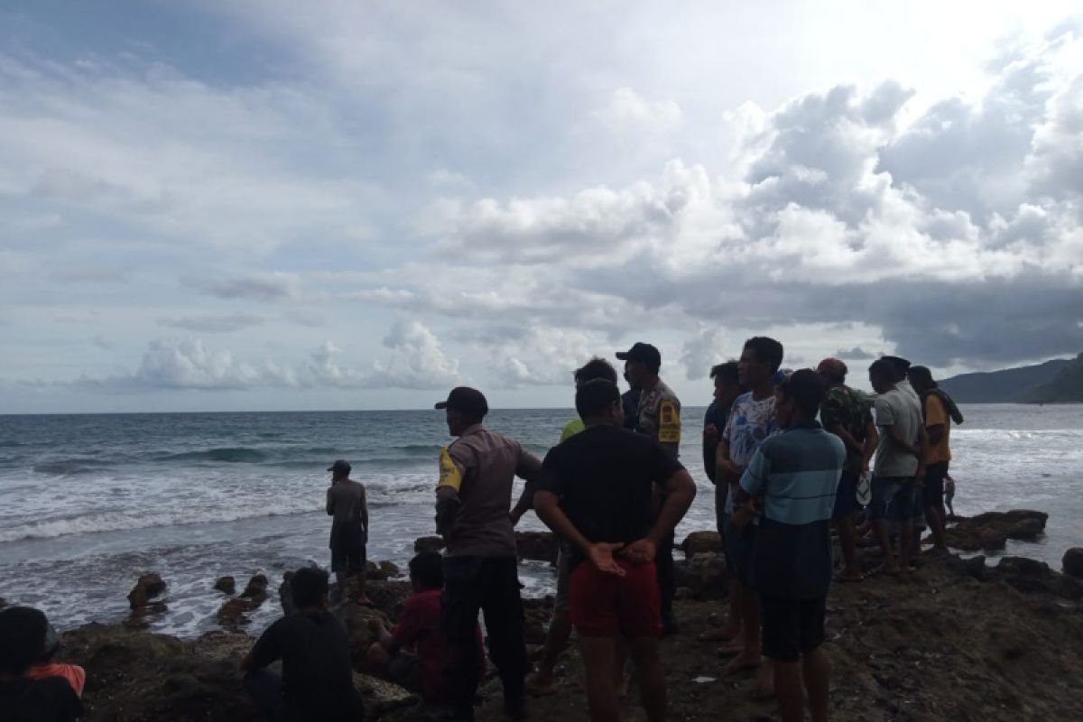 Tim SAR mencari remaja tenggelam di Pantai Lere Bima
