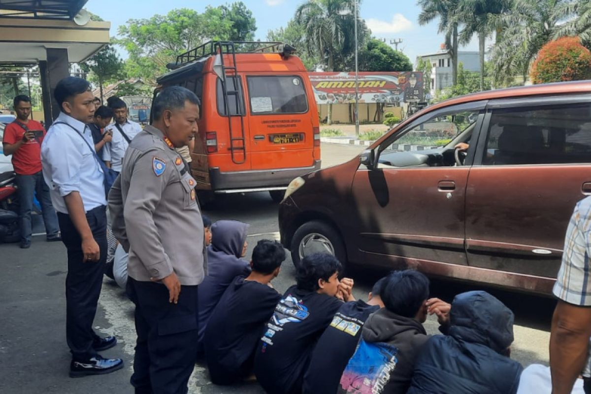 12 remaja lempar batu kepada pengendara hingga tewas