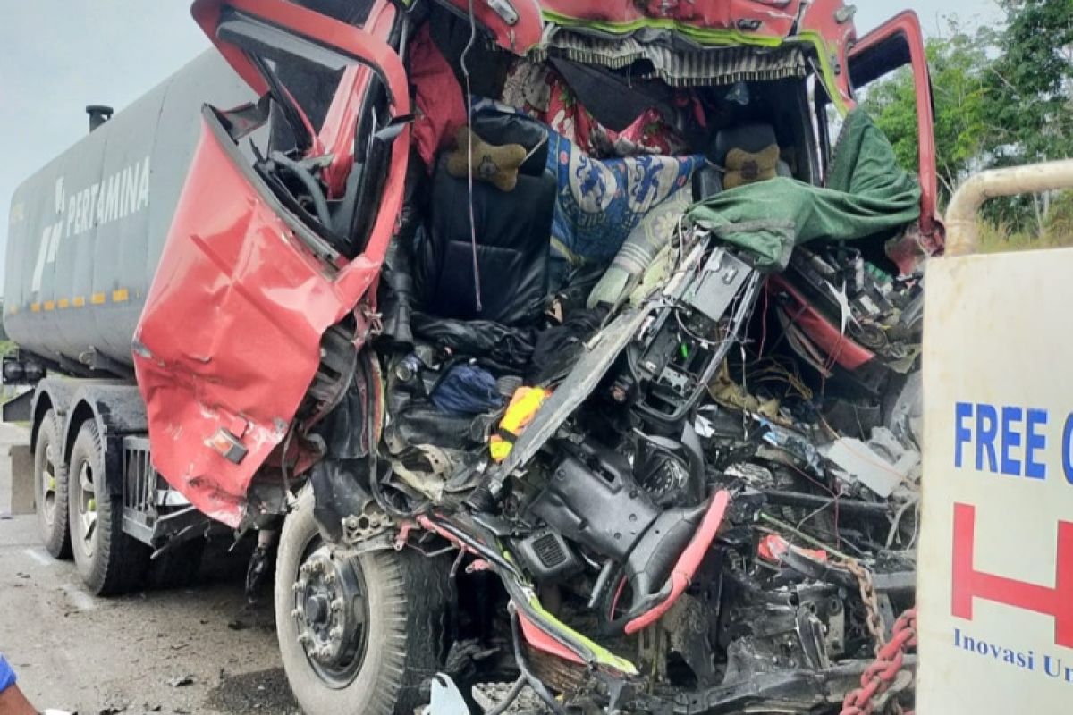 Kecalakaan maut terjadi di tol Permai, truk Pertamina tabrak kendaraan parkir
