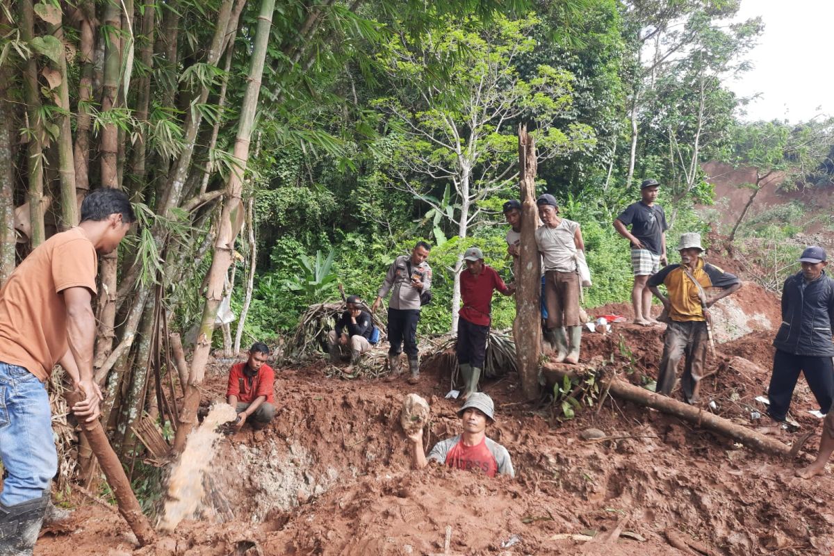 Tim SAR cari warga tertimbun longsoran tanah di Lebak