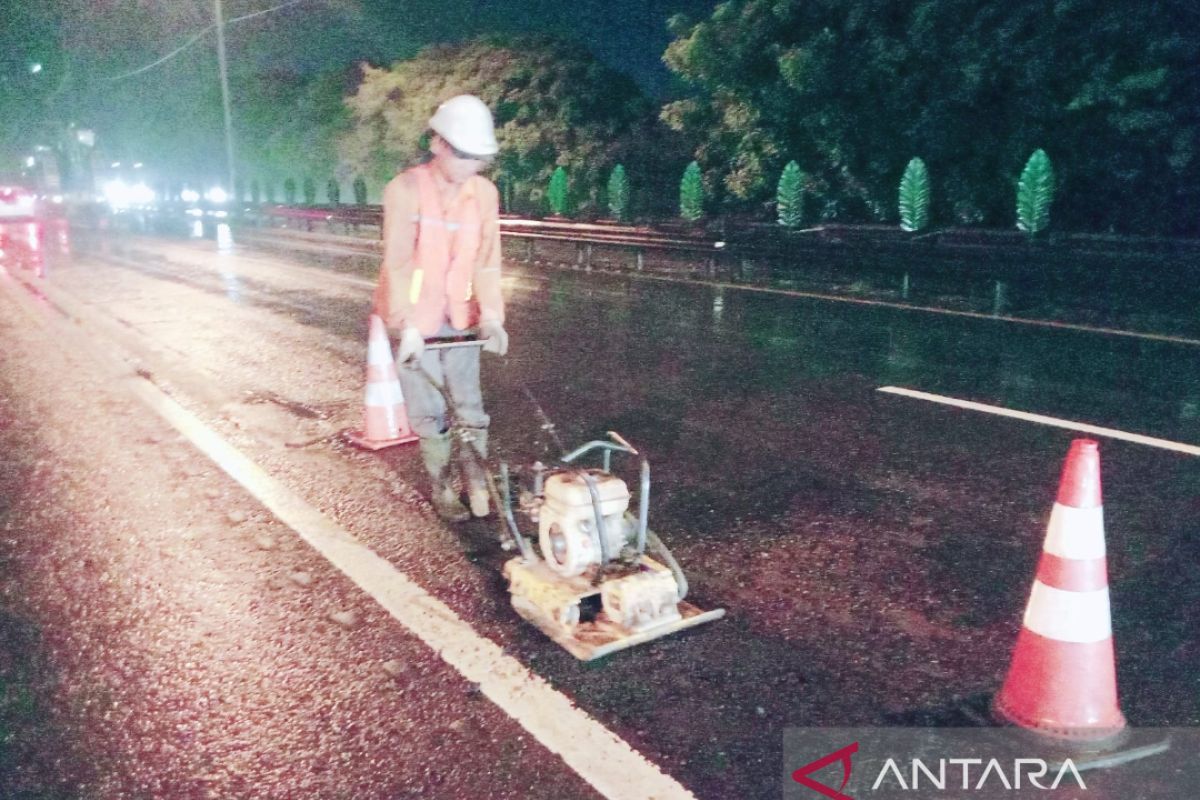 Tingkatkan kapasitas dan kualitas jalan tol, ASTRA Tol Tangerang-Merak lakukan penutupan lubang jalan