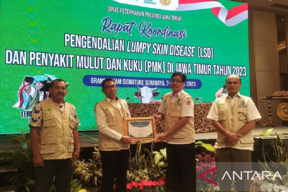 Jatim beri penghargaan Disnak Bangkalan atas capaian vaksin PMK