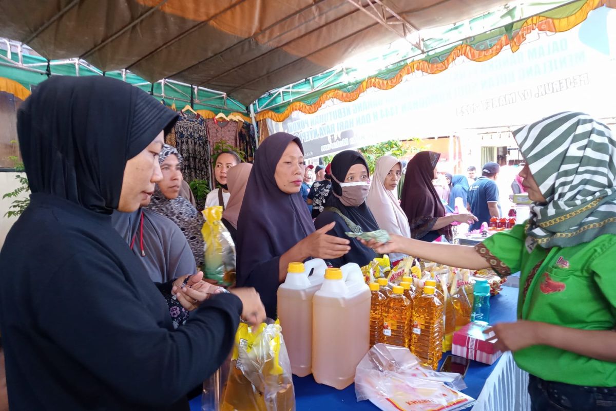 Masyarakat Mataram menyerbu minyak goreng murah di pasar rakyat