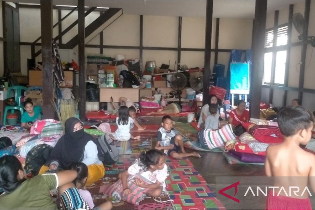 Rumah masih banjir, 315 warga Singkawang bertahan di posko pengungsi