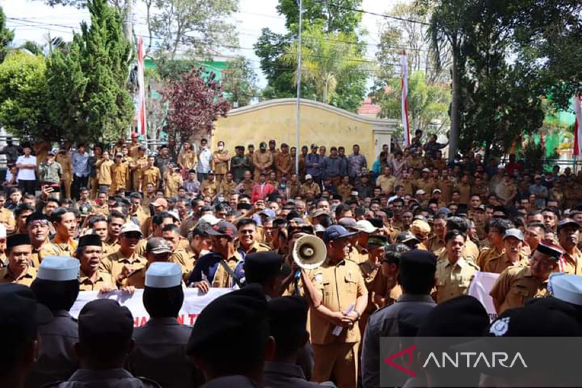 Ratusan aparat desa di Aceh Tengah tuntut pencairan gaji